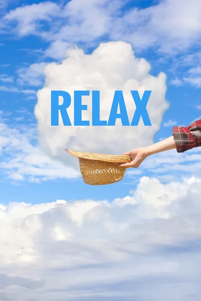 放松的概念。云，手拿着帽子在蓝蓝的天空背景上。横幅或卡 — 图库照片