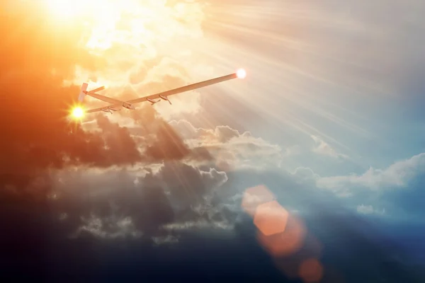 Güneş Enerji üzerinde test aşamasındaki uçaklar. Güneş ışığı ile bulutlu gökyüzü güneş dürtü