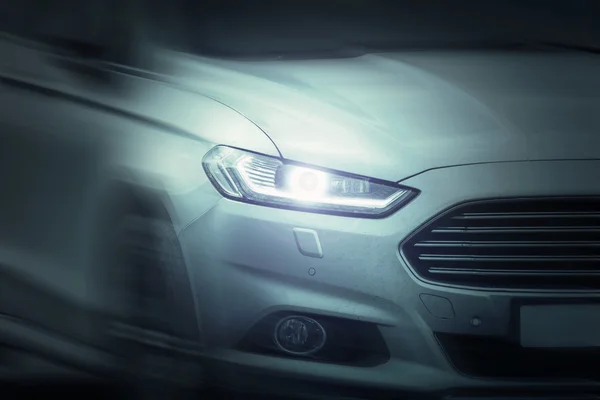 Yol Hareket Bulanıklığı beyaz spor araba yolculuğu. Xenon ve angel eyes farlar