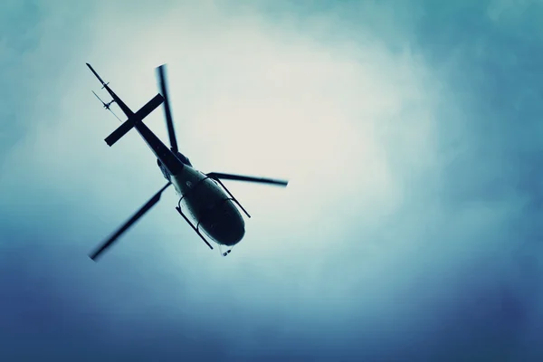 Helikopter lecący na niebieskim niebie — Zdjęcie stockowe