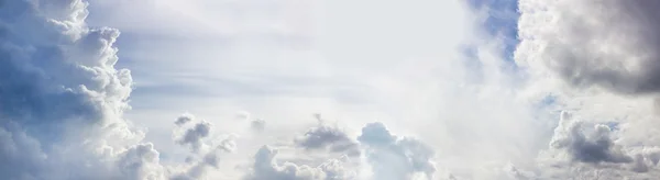 Epik bulutlu mavi gökyüzü Panorama