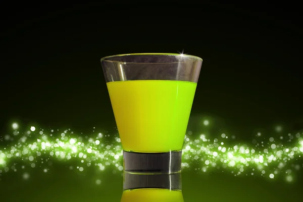 Зелений алкогольний коктейль з боке на чорному фоні — стокове фото