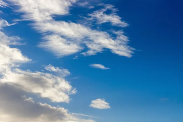 壮大な青い空白いふわふわの雲に。晴れた日 ロイヤリティフリーのストック画像