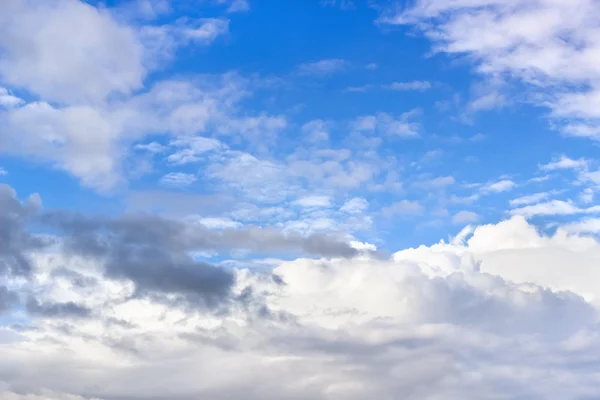 壮大な青い空白いふわふわの雲に。晴れた日 ロイヤリティフリーのストック写真