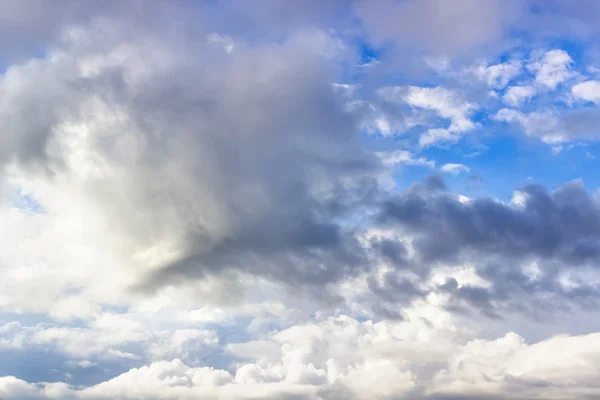 壮大な青い空白いふわふわの雲に。晴れた日 ストックフォト