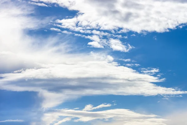 壮大な青い空白いふわふわの雲に。晴れた日 ストックフォト