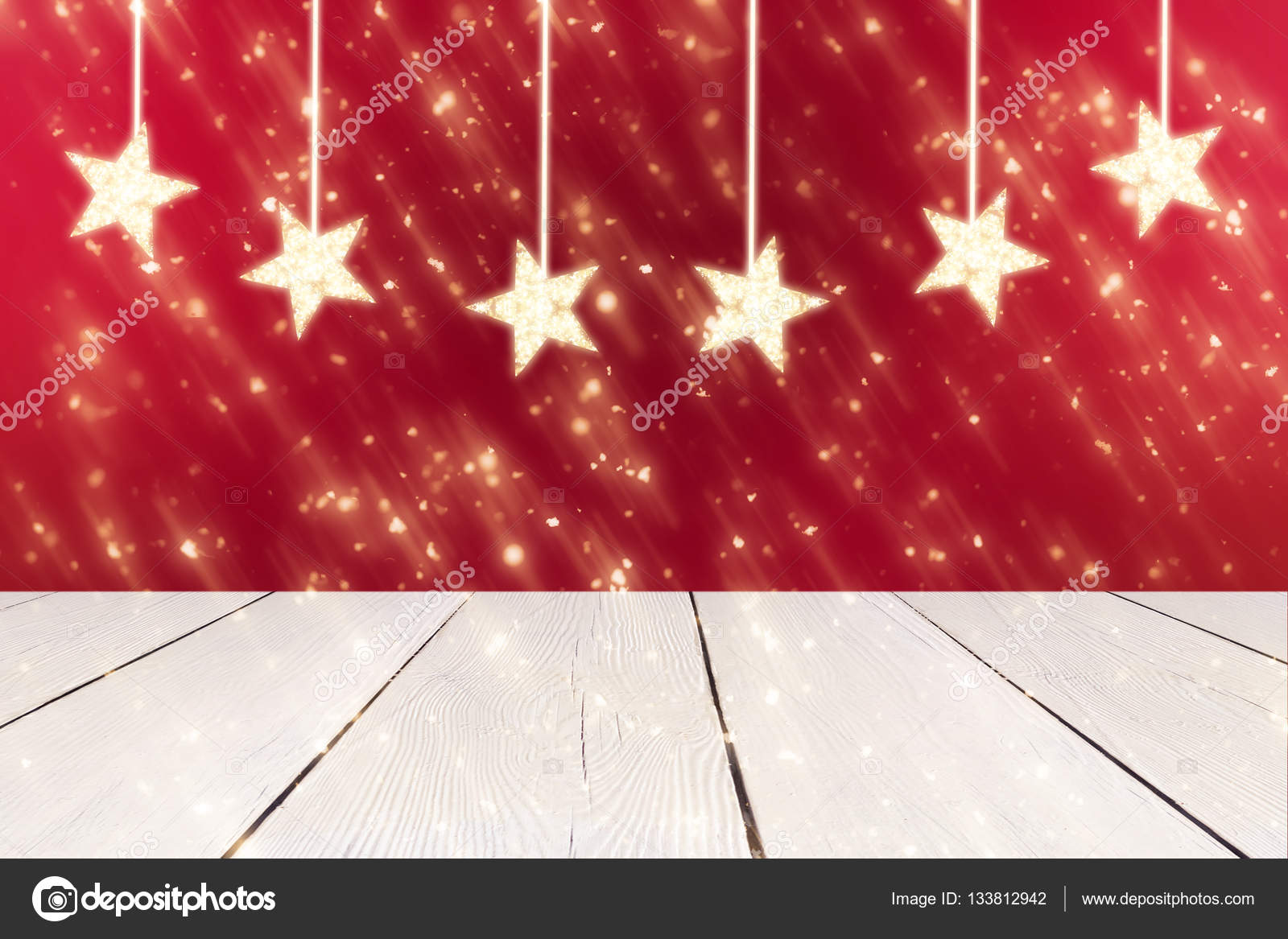 Roter Weihnachtlicher Hintergrund Mit Goldenen Hangenden Sternen Und Glitzer Oder Bokeh Lichtern Runde Defokussierte Teilchen Weisser Tisch Stockfotografie Lizenzfreie Fotos C Vakhitovstock 133812942 Depositphotos