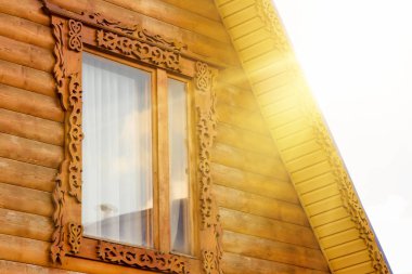 Eski oyma cam süsleme ile. Güneşli gün