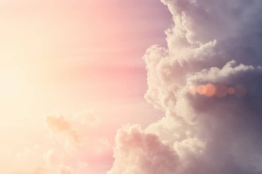 Gün batımı gökyüzünde bulutlar sütunlar