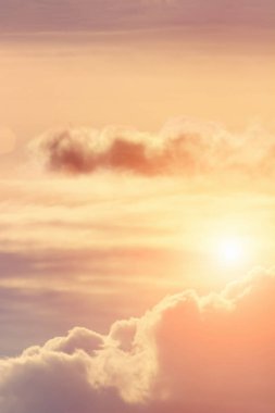 Gün batımı gökyüzünde yalnız bulut 