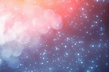 Koyu mavi gökyüzü ve kar parçacıklar bokeh ışıkları ile