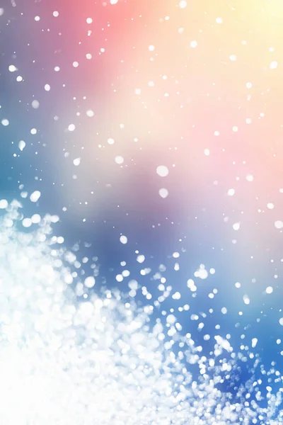 Snö och blå bakgrund med sunligth. White Christmas glitter — Stockfoto