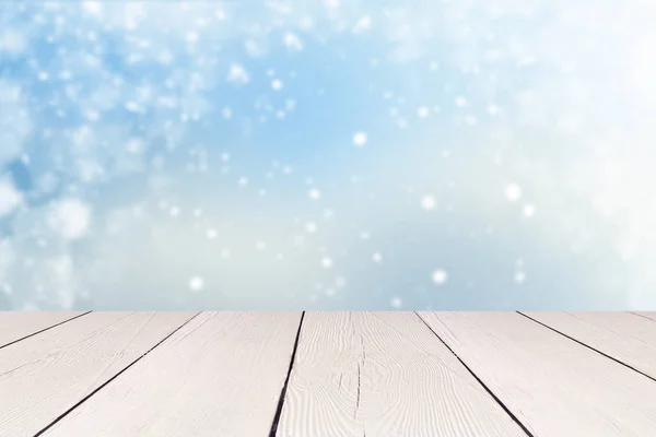 Fundo de Natal com queda de neve e mesa. Use para montagem ou exibir seus produtos — Fotografia de Stock