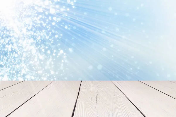 Tavola bianca e sfondo di Natale con glitter bokeh e raggi di sole — Foto Stock