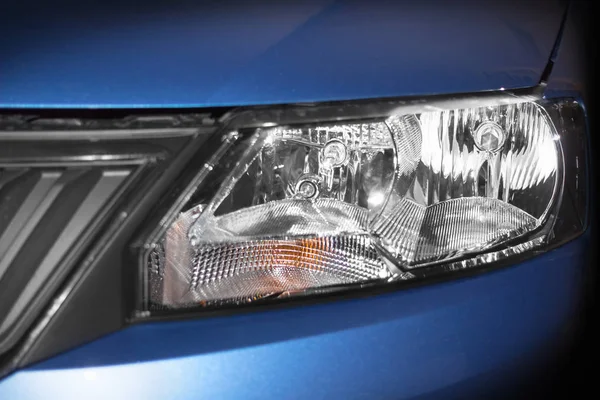 Nahaufnahme Scheinwerfer von blauem Auto — Stockfoto