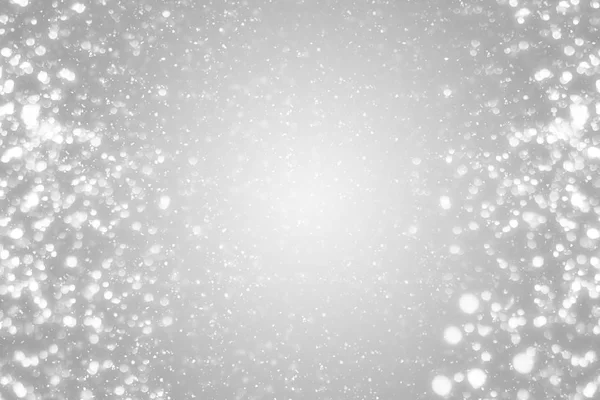 Snö flingor bokeh eller glitter lyser festligt silver bakgrund. Christmas abstrakt mall — Stockfoto