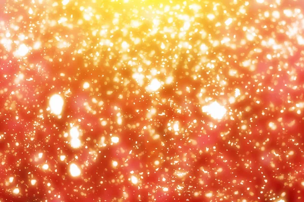 Sfondo rosso di Natale con cerchio d'oro brillantini o luci bokeh. Particelle rotonde sfocate — Foto Stock