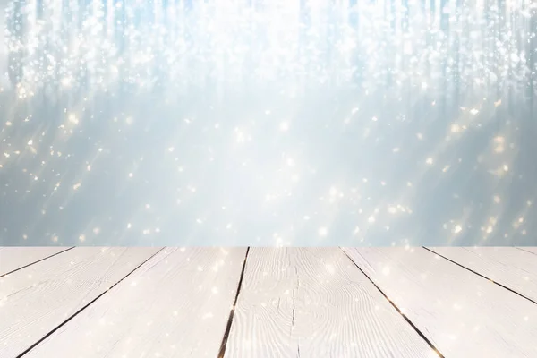 Natale astratto sfondo argento con bokeh rotondo d'oro o cerchio luci glitter e tavolo bianco. Utilizzare per visualizzare o montare i vostri prodotti — Foto Stock