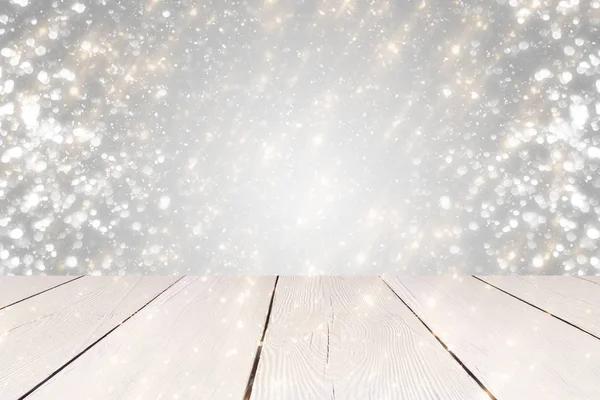 Natale astratto sfondo argento con bokeh rotondo d'oro o cerchio luci glitter e tavolo bianco. Utilizzare per visualizzare o montare i vostri prodotti — Foto Stock