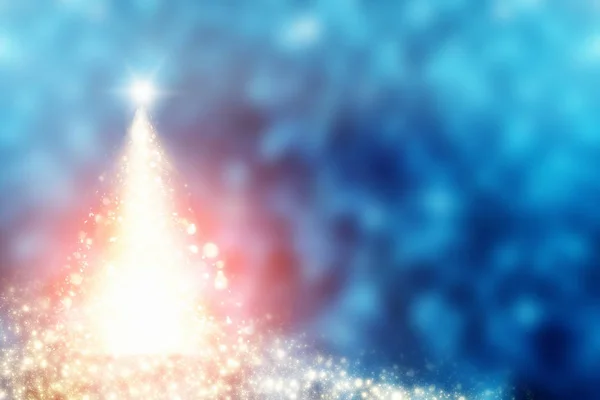 Altın yıldız ve daire bokeh veya parlak ışık ile Noel ağacı parlayan. Festival arka plan mavi