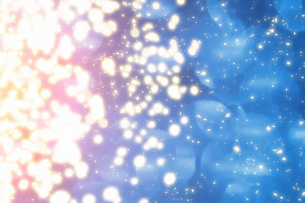 Navidad redonda de oro bokeh o luces de brillo sobre fondo azul.Gold círculo partículas desenfocadas — Foto de Stock