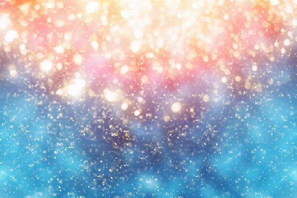 Navidad abstracta de oro bokeh luces de brillo sobre fondo azul. Partículas de círculo desenfocadas redondas —  Fotos de Stock