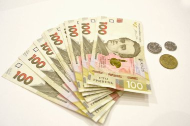 Cüzdanı parayla dolu, beyaz yansıtıcı masanın üstünde. Cüzdanı beyaz arka planda, parası da kabarık. Hryvnia. Nakit kraldır. Amerikan parası. Para beyaza izole edilmiş. Mesaj için yer var. Amerikan parası dünya çapında kullanılıyor ve toplanıyor..