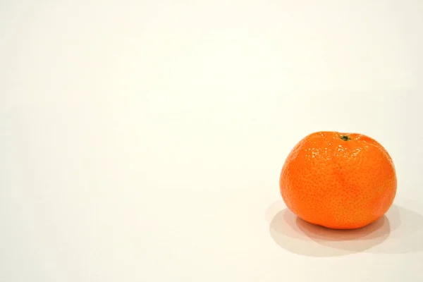 Mandarin Soyulmuş Mandalina Beyaz Arka Planda Izole Edilmiş Olgun Mandalina — Stok fotoğraf