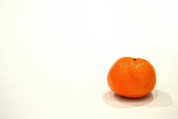 北京語と皮をむいた北京語の白い背景に孤立した トリプタンジェリンマンダリンオレンジ熱帯果実 — ストック写真
