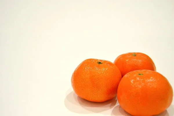 Mandarin Soyulmuş Mandalina Beyaz Arka Planda Izole Edilmiş Olgun Mandalina — Stok fotoğraf