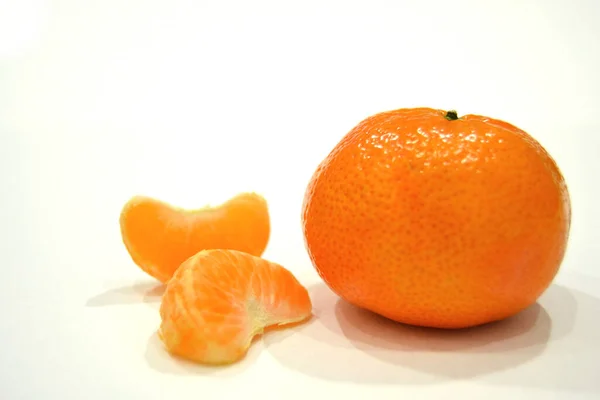 北京語と皮をむいた北京語の白い背景に孤立した トリプタンジェリンマンダリンオレンジ熱帯果実 — ストック写真