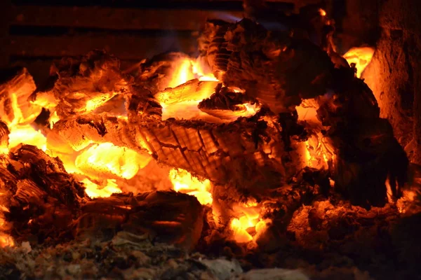 Flamman Förbränner Ved Och Omvandlar Den Till Aska Närbild Kort — Stockfoto