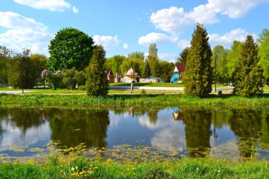 Yazın bir nehri olan parkın güzel manzarası