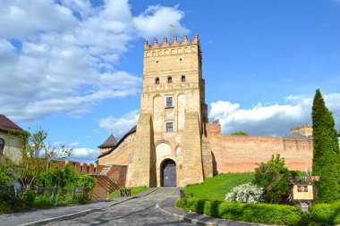 Lubart Kalesi ya da Ukrayna, Lutsk 'taki Yukarı Kale. Lutsk 'un en ünlü simgesine sahip ana giriş. Şehrin turist sembolünün renkli parlak resmi.