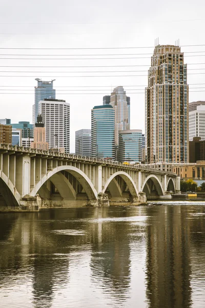 Ponte per il centro di Minneapolis — Foto Stock