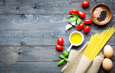 Domates ve bazilika spagetti için İtalyan malzemelerin Üstten Görünüm