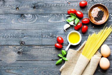 Domates ve bazilika spagetti için İtalyan malzemelerin Üstten Görünüm