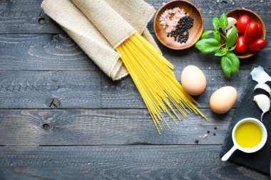 Domates ve bazilika spagetti için İtalyan malzemelerin Üstten Görünüm