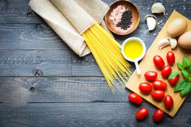Domates ve bazilika spagetti için İtalyan malzemelerin Üstten Görünüm