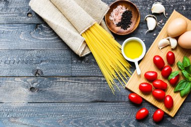 Domates ve bazilika spagetti için İtalyan malzemelerin Üstten Görünüm