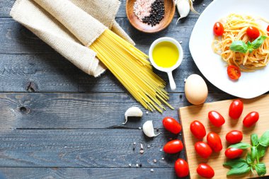 Domates ve bazilika spagetti için İtalyan malzemelerin Üstten Görünüm