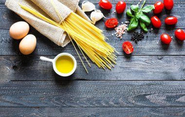 Domates ve bazilika spagetti için İtalyan malzemelerin Üstten Görünüm