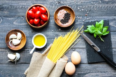 Domates ve bazilika spagetti için İtalyan malzemelerin Üstten Görünüm