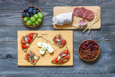 İtalyan bruschetta tost dilim ekmek kiraz ile yapılan