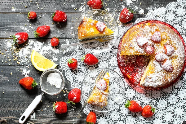 Κέικ με φράουλες, σοκολάτα ζάχαρη τέλος — Φωτογραφία Αρχείου
