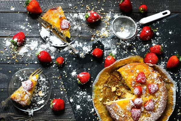 Lemon cake with strawberries, sugar end chocolate — Stock Photo, Image