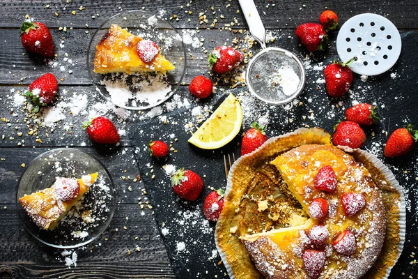 Torta al limone con fragole, cioccolato fine zucchero — Foto Stock