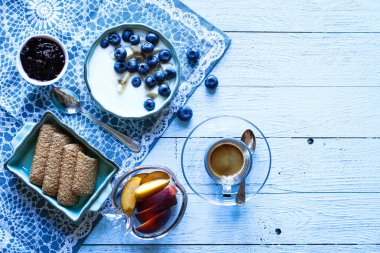 Yaban mersini ve muz yoğurt ile sağlıklı kahvaltı