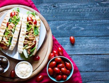 Turşu, domates ve zeytin sosisli