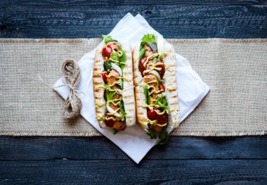 Turşu, domates ve zeytin sosisli